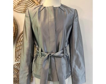 Blazer vintage Calvin Klein plateado metalizado sin cuello con cinturón, talla 4