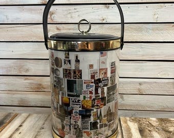 Seau à glace vintage rétro avec collage publicitaire, accessoires de bar, tons dorés, milieu du siècle