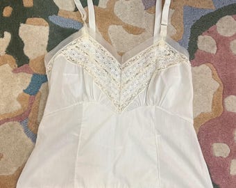 Camisola de encaje vintage color crema con ribete de ojales y peplum estilo cottagecore talla XS