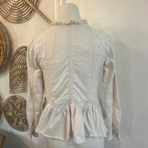 Camicetta Anthropologie color crema in cotone con ricami in pizzo, bottoni e peplo, taglia XS immagine 7