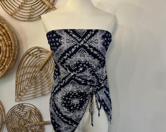 Top tipo bandana sin tirantes con estampado paisley estilo Y2K, pañuelo con lazo lateral, ideal para festivales. Talla L.