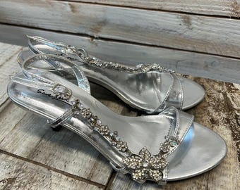 Sandalias de tacón bajo con tira trasera, estilo vintage, plateadas, con pedrería y diseño floral, estilo Y2K, talla 5.5