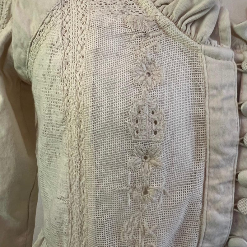 Camicetta Anthropologie color crema in cotone con ricami in pizzo, bottoni e peplo, taglia XS immagine 5