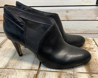 Stivaletti alla caviglia Adrienne Vittadini in pelle nera con tacco a spillo e punta affusolata, taglia 7.5 M