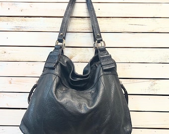 Bolso hobo de piel negra B. Makowsky con textura tejida, forro de leopardo y estilo holgado Y2K.