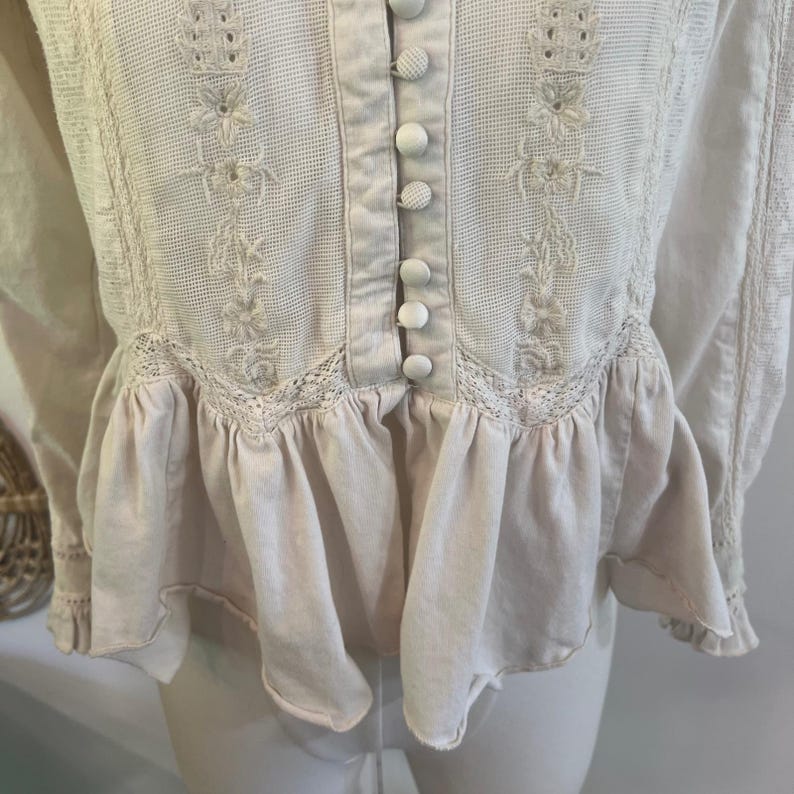 Camicetta Anthropologie color crema in cotone con ricami in pizzo, bottoni e peplo, taglia XS immagine 4