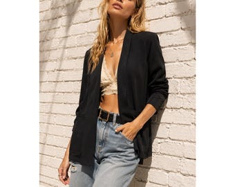 Blazer negro vintage 100% seda china, estilo minimalista, con frente abierto, talla 38.