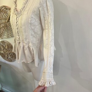 Camicetta Anthropologie color crema in cotone con ricami in pizzo, bottoni e peplo, taglia XS immagine 6