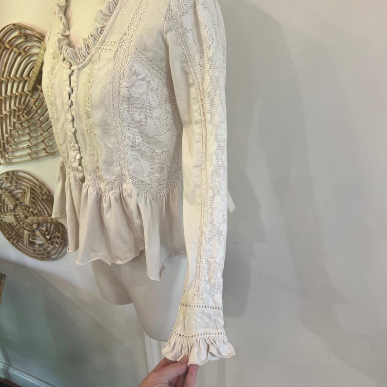Camicetta Anthropologie color crema in cotone con ricami in pizzo, bottoni e peplo, taglia XS immagine 6