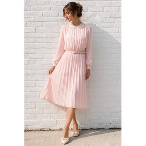 Abito midi rosa vintage plissettato con colletto in pizzo e cintura, civettuolo e romantico 14P