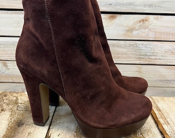 Stivaletti con plateau in camoscio marrone Vince Camuto, con cerniera dorata e tacco a blocco, taglia 6.5B