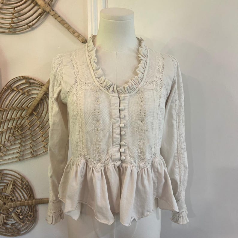 Camicetta Anthropologie color crema in cotone con ricami in pizzo, bottoni e peplo, taglia XS immagine 2