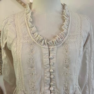 Camicetta Anthropologie color crema in cotone con ricami in pizzo, bottoni e peplo, taglia XS immagine 3