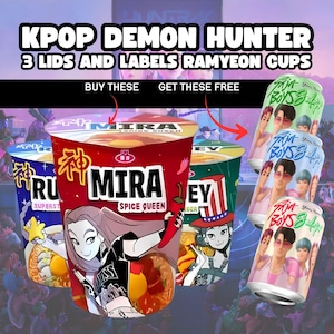 Könnte beinhalten: Das Bild zeigt KPOP Demon Hunter Ramyeon-Becher mit Deckeln und Etiketten. Die Becher haben Illustrationen im Anime-Stil und den Text "MIRA SPICE QUEEN" und "RU SUPERST". Auch Limonaden-Dosen mit dem Text "Your Name Boys Soda" sind abgebildet.