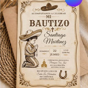 Op de afbeelding: Een doopuitnodiging met een vintage ontwerp. De uitnodiging toont een kind in traditionele kleding, knielend in gebed. De tekst bevat de naam "Santiago Martinez" en evenementdetails. Het kleurenpalet is voornamelijk bruin en beige.