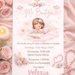 Könnte beinhalten: Tauf-Einladungskarte in zarten Rosa- und Weißtönen. Sie zeigt eine Illustration eines betenden Engels, den Text "Mi Bautizo" und Veranstaltungsdetails wie Datum, Uhrzeit und Ort. Das Design umfasst Blumen- und Kreuzmotive.