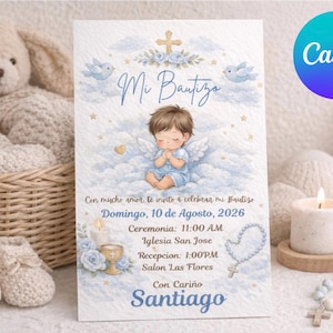 Könnte beinhalten: Tauf-Einladungskarte mit einer Aquarell-Illustration eines betenden Engels in den Wolken. Der Text "Mi Bautizo" und Veranstaltungsdetails sind enthalten. Ein Plüschhase, ein Korb und Babyschuhe befinden sich im Hintergrund.