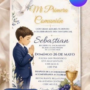 Puede incluir: Una invitación de primera comunión con un niño en traje azul con las manos juntas. La invitación incluye texto en español, una ilustración de paloma y un cáliz dorado con uvas. El logotipo de Canva es visible.