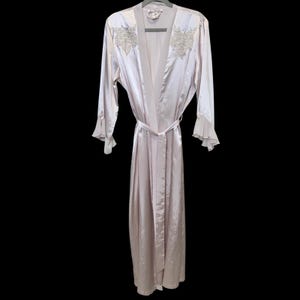Robe de cetim feminino Linea Donatella, tamanho G/GG, rosa, com punhos de renda e babados, estilo nupcial.