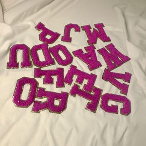 Parche termoadhesivo con letras de chenilla, parche de chenilla con borde dorado, letras termoadhesivas de chenilla, parche adhesivo con letras de chenilla, parche termoadhesivo para chaqueta y mochila.
