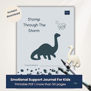 Op de afbeelding: Een lichtblauw journaal met de tekst "Stomp Through The Storm" en een dinosaurus silhouet. Het journaal bevat de tekst "Emotional Support Journal For Kids" en "Printable PDF | more than 50 pages". Een wit dinosaurusbeeldje en twee potloden staan rechts.