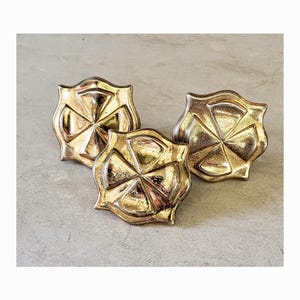 Vintage Set of 3 Brass Plated Gold Tone Mid Century Crest Drawer Pulls Knobs Patina