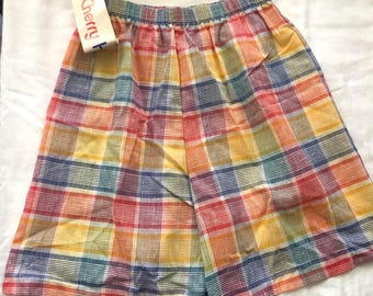 Neue, ungetragene Vintage-Boxershorts im Cottagecore-Stil mit Kirschrot-Karo-Muster, mehrfarbigem Design, elastischem Bund und hohem Bund im Pin-up-Rockabilly-Boho-Look.