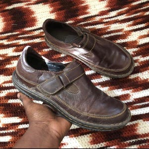 Vintage Born Brown leather slip-on clogs flats Mary Jane shoes velcro schoolgirl whimsygoth granola preppy cottagecore lagenlook academia