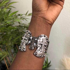 RARE années 2000 Mcbling Baddie gothique grunge fantaisie fantaisie argent noir croix grand gros bracelet en métal bracelet jonc élastique clous surdimensionnés
