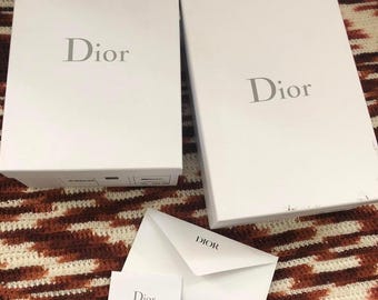 Dwa (2) puste pudełka na buty do przechowywania prezentów Christian Dior z monogramem, papierem bibułkowym, kartonem i kopertą