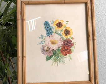 Könnte beinhalten: Ein rechteckiger Bilderrahmen mit einem hellbraunen Rahmen im Bambus-Stil, der einen botanischen Druck enthält. Das Bild zeigt einen zentralen Blumenstrauß mit gelben, rosa, blauen und dunkelroten Blüten sowie grünen Blättern auf einem cremefarbenen Hintergrund.