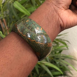 Sällsynt signerad Jrene Rybicka grönbrunt påfågeldjursarmband boho zigenare whimsy hippie