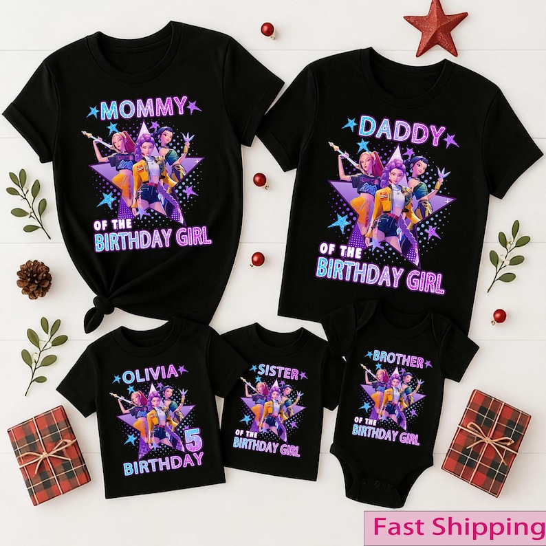 Puede incluir: Camisetas negras con un gr&aacute;fico colorido con personajes animados. Las camisetas est&aacute;n etiquetadas como "Mommy", "Daddy", "Olivia", "Sister" y "Brother", con el texto "Of The Birthday Girl". Tambi&eacute;n se incluye un body para beb&eacute;.