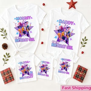 Puede incluir: Camisetas blancas de cumplea&ntilde;os familiares con un dise&ntilde;o de estrella con personajes animados. Las camisetas dicen "Mam&aacute;", "Pap&aacute;", "Olivia", "Hermana" y "Hermano" con el texto "De la cumplea&ntilde;era" y "5 Cumplea&ntilde;os".