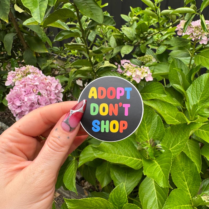 ADOPTEREN NIET SHOP | Ronde matte sticker van 4,5 cm afbeelding 3