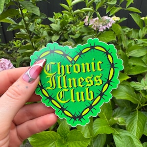 KLUB CHORÓB PRZEWLEKŁYCH | Duże zielone serce z drutu kolczastego | Naklejka winylowa z połyskiem