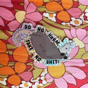 Tue keinen schaden, nimm keinen Scheiss mit! Opossum Glitzersticker
