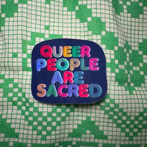 QUEER-PERSONER är HELIGA | Holografiskt klistermärke
