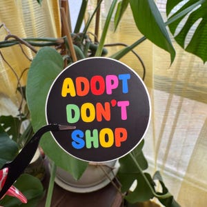 ADOPTEREN NIET SHOP | Ronde matte sticker van 4,5 cm afbeelding 4