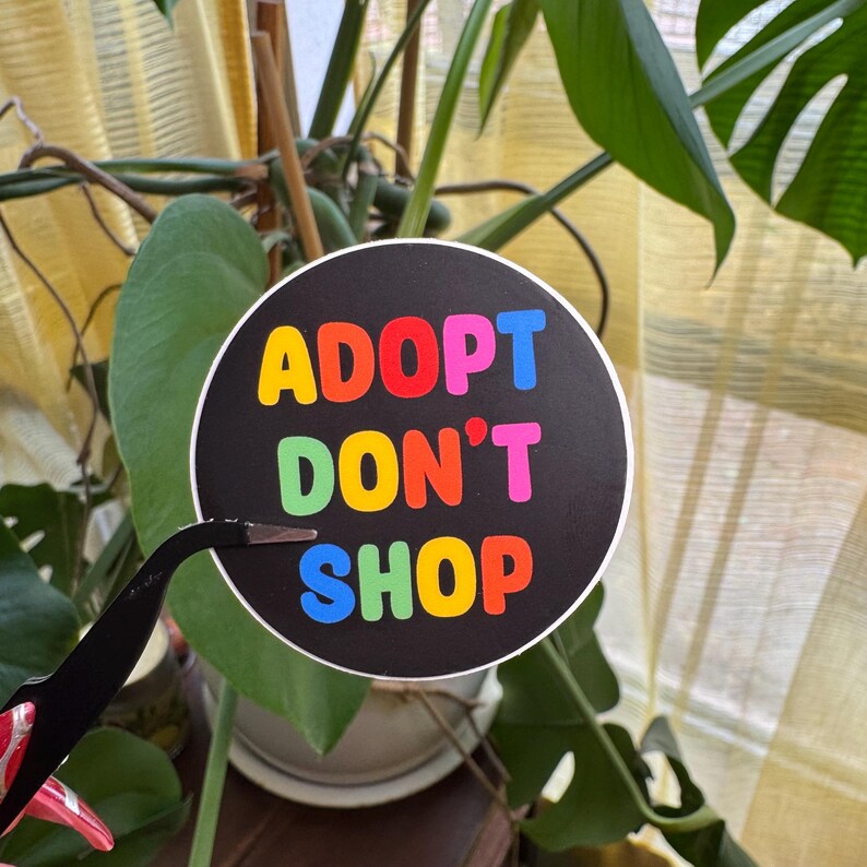 ADOPTEREN NIET SHOP | Ronde matte sticker van 4,5 cm afbeelding 4