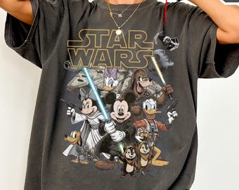 Camiseta retro Disney Star Wars 2026, camiseta retro de Mickey y sus amigos Jedi, atuendo para vacaciones familiares, camiseta con gráficos de ciencia ficción, regalo para fans de Disney.