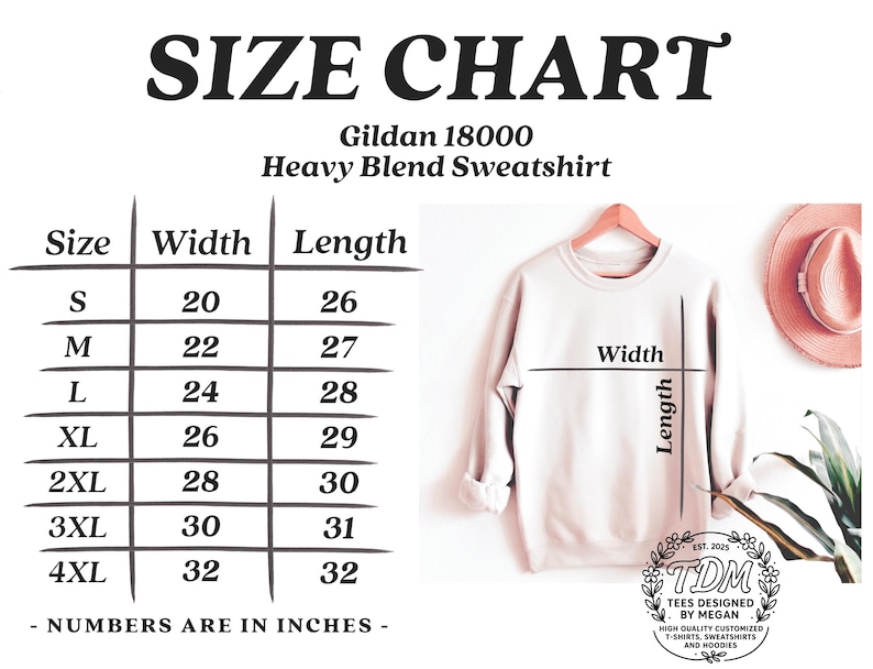 K&ouml;nnte beinhalten: Gr&ouml;&szlig;entabelle f&uuml;r Gildan 18000 Heavy Blend Sweatshirts, mit Ma&szlig;en in Zoll. Die Tabelle umfasst die Gr&ouml;&szlig;en S bis 4XL mit den entsprechenden Breiten- und L&auml;ngenma&szlig;en. Ein hellrosa Sweatshirt h&auml;ngt an einem Kleiderb&uuml;gel, mit einem rosa Hut im Hintergrund.