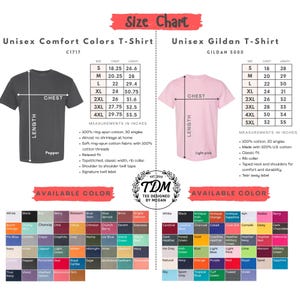 Puede incluir: Tabla de tallas para camisetas unisex, con las marcas Comfort Colors y Gildan. Incluye medidas de pecho y largo en pulgadas para varias tallas, junto con opciones de color disponibles. La camiseta Comfort Colors es de color pimienta, y la camiseta Gildan es rosa claro.