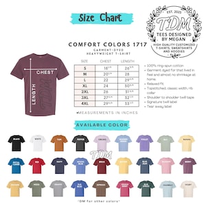 K&ouml;nnte beinhalten: Ein weinrotes Comfort Colors Heavyweight T-Shirt mit Gr&ouml;&szlig;entabelle und Farbauswahl. Die Gr&ouml;&szlig;entabelle zeigt Brust- und L&auml;ngenma&szlig;e in Zoll. Das T-Shirt tr&auml;gt den Text "TDM Tees Designed by Megan."