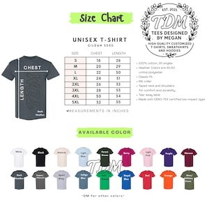 K&ouml;nnte beinhalten: Gr&ouml;&szlig;entabelle f&uuml;r Unisex-T-Shirts Gildan 5000 mit Brust- und L&auml;ngenma&szlig;en in Zoll. Das Bild zeigt verf&uuml;gbare Farben und ein Logo f&uuml;r TDM Tees Designed by Megan, die T-Shirts anbieten.