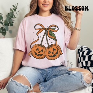 Chemise citrouille cerise | T-shirt graphique d'automne Coquette | Esthétique noeud et citrouille | Chemise girly d'automne | Chemise d'Halloween girly | Chemise Comfort Colors image 3