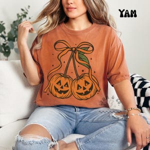 Chemise citrouille cerise | T-shirt graphique d'automne Coquette | Esthétique noeud et citrouille | Chemise girly d'automne | Chemise d'Halloween girly | Chemise Comfort Colors image 1