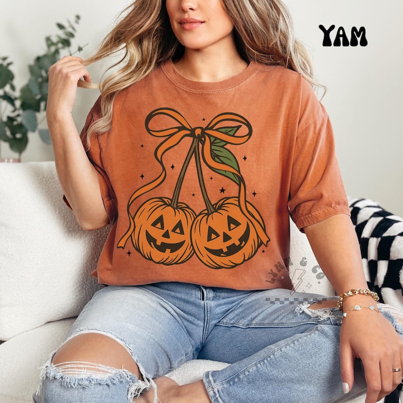 Chemise citrouille cerise | T-shirt graphique d'automne Coquette | Esthétique noeud et citrouille | Chemise girly d'automne | Chemise d'Halloween girly | Chemise Comfort Colors image 1