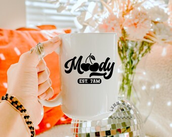 Mug en céramique Moody EST 7 h 00 | Tasse de café du matin drôle | Mug humoristique pour adulte sarcastique | Cadeau unique pour elle | Tasse à thé confortable | Lavable au lave-vaisselle