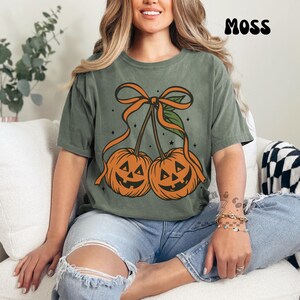 Chemise citrouille cerise | T-shirt graphique d'automne Coquette | Esthétique noeud et citrouille | Chemise girly d'automne | Chemise d'Halloween girly | Chemise Comfort Colors image 4